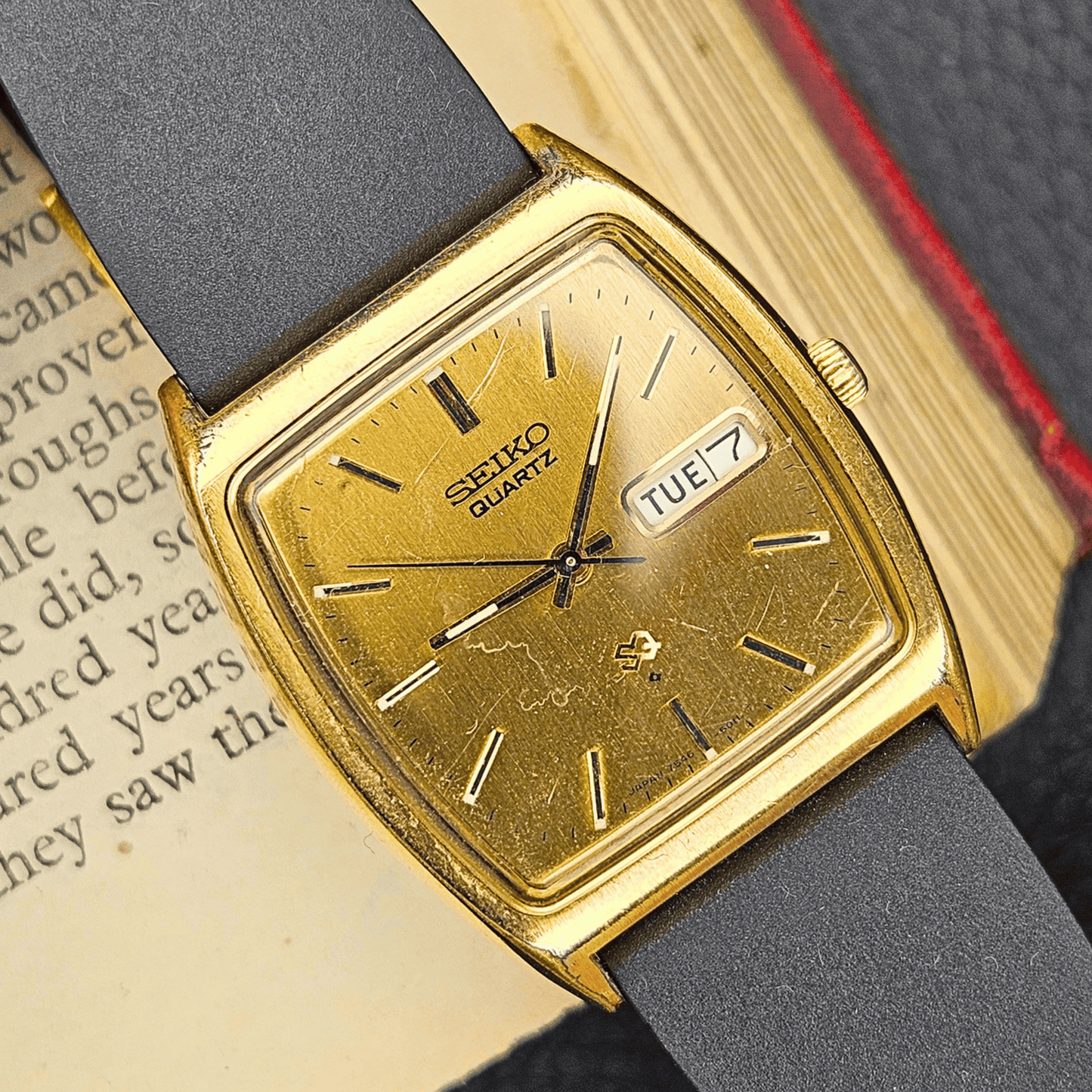 Seiko Quartz Day-Date –Textured Gold Dial – CTS Rubber Strap